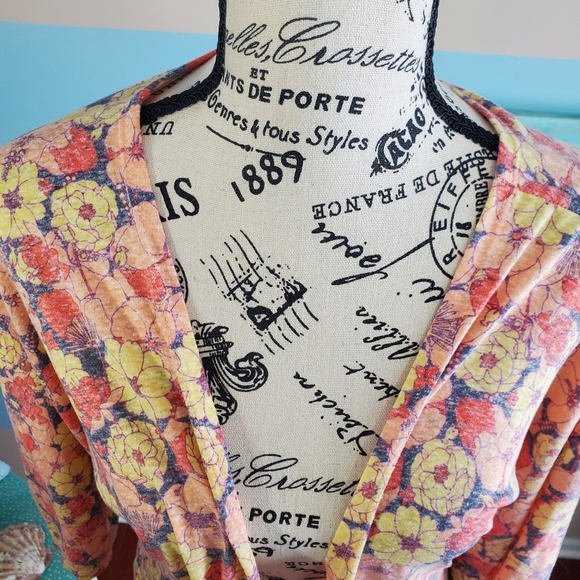 NWT LuLaRoe Floral Lindsay Cardigan - Picture 2 of 7